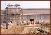 Swamishri departs after observing the inside of exhibition hall