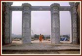 Swamishri standing between the dwarshakha (doorway) at the rear of Akshardham monument