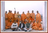 Swamishri with the Akshardham team 