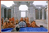 &nbsp; Swamishri performs ritual worship of 'key' to be fixed in center of main dome