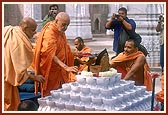 &nbsp;Swamishri performs pujan of 'key'...