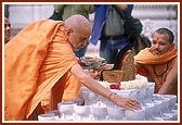 &nbsp;Swamishri performs pujan of 'key'...