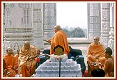 Swamishri performs arti of 'key' and pillars...