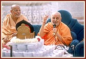 Swamishri showers his divine blessings