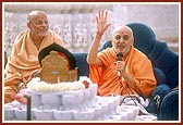 Swamishri showers his divine blessings