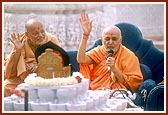 Swamishri showers his divine blessings