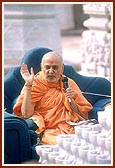 Swamishri delivers his divine blessings