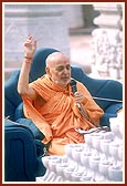 Swamishri delivers his divine blessings