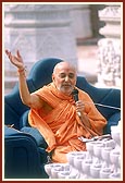 Swamishri delivers his divine blessings