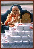 Swamishri is honored with a sanctified garland of Shri Harikrishna Maharaj