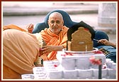 Swamishri blesses Pujya Ishwarcharan Swami with the garland