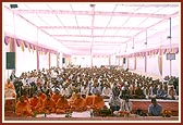 Swamishri blesses the assembly of volunteers and craftsmen working at the Akshardham Monument site