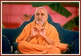 Swamishri blesses the satsang assembly