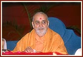 Swamishri is elated at the singing of a bhajan on the guru's glory by a Sikh