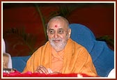 Swamishri is elated at the singing of a bhajan on the guru's glory by a Sikh