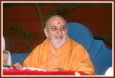 Swamishri is elated at the singing of a bhajan on the guru's glory by a Sikh