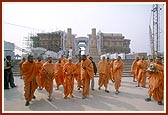 Swamishri and sadhus depart from monument