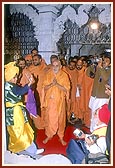 Before the murti of Brahmaswarup Shastriji Maharaj Swamishri joins in singing a bhajan on the glory of Shastriji Maharaj sung by Sikh devotees