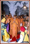 Before the murti of Brahmaswarup Shastriji Maharaj Swamishri joins in singing a bhajan on the glory of Shastriji Maharaj sung by Sikh devotees