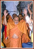 Before the murti of Brahmaswarup Shastriji Maharaj Swamishri joins in singing a bhajan on the glory of Shastriji Maharaj sung by Sikh devotees