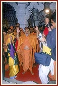 Swamishri hails the 'Jais' according to the Sikh ritual style