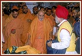Swamishri blesses the Sikh devotees