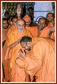 Swamishri blesses the sadhus offering their services for the exhibition