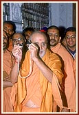 Swamishri plays the 'manjira' and joins in singing "Yogi avo te rang mane shid lagadyo..." before the murti of Brahmaswarup Yogiji Maharaj
