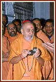 Swamishri plays the 'manjira' and joins in singing "Yogi avo te rang mane shid lagadyo..." before the murti of Brahmaswarup Yogiji Maharaj