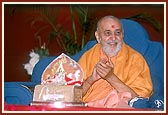 Swamishri in a joyful mood during the singing of bhajan