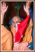 Swamishri joins in the singing of bhajan