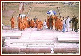 Swamishri on a mandir site observation tour