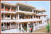 The under-construction mandir and completed Sant Ashram