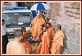 Swamishri on a mandir site observation tour