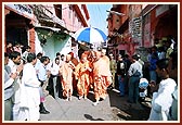 Swamishri on the streets of Jaipur during his mandir darshan visit