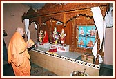 Swamishri at BAPS hari mandir