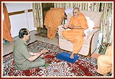 A senior devotee talks to Swamishri during a personal meeting