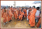 Swamishri on a mandir site observation tour