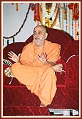 Swamishri addresses an evening satsang assembly
