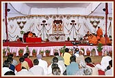 Swamishri addresses an evening satsang assembly
