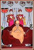 Swamishri blesses the assembly