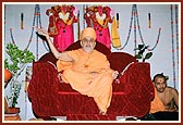 Swamishri blesses the assembly