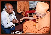 Swamishri blesses the devotees