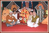 Swamishri garlanded by devotees of Jaipur