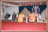 Swamishri blesses an evening satsang assembly