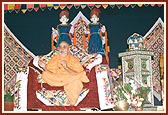 Swamishri blesses an evening satsang assembly