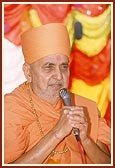 Swamishri blesses a satsang assembly