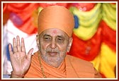 Swamishri during a satsang assembly