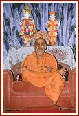 Swamishri blesses the assembly