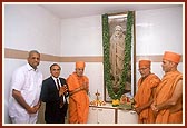 Swamishri at the renowned eye hospital - Shri Shankar Netralay with Dr. Badrinath and Dr. K. N. Patel
